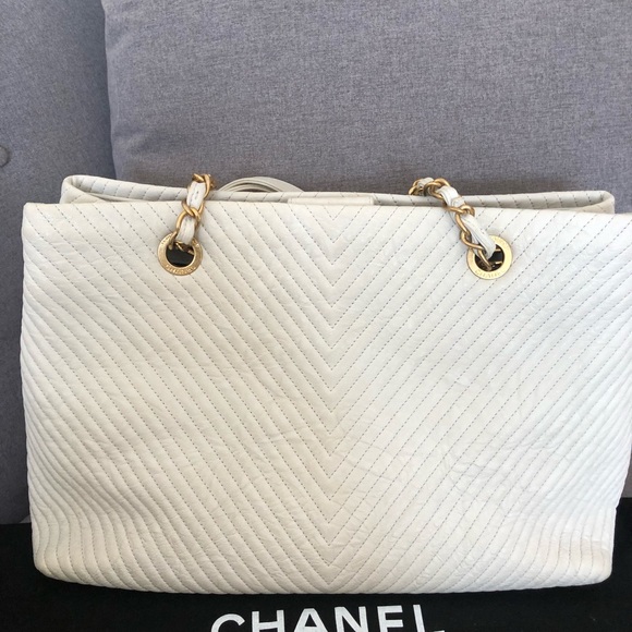 ❗️TRADED❗️CHANEL Calfskin Medallion Chevron Tote - Picture 2 of 8